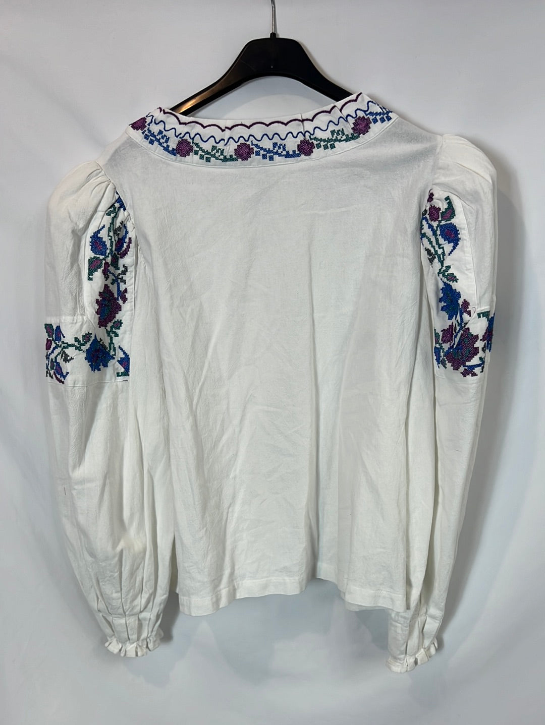 JOSEPHINE. Blusa blanca bordada hombreras T.s