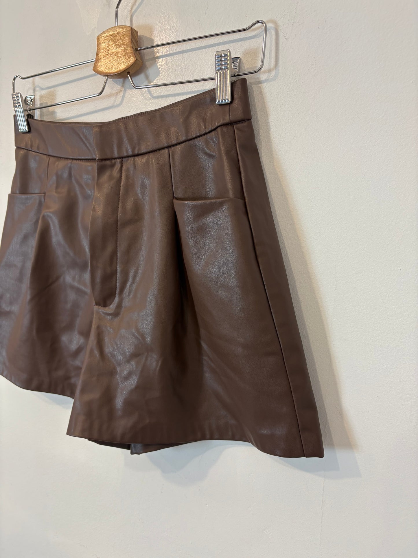 ZARA. Bermuda marrón efecto piel