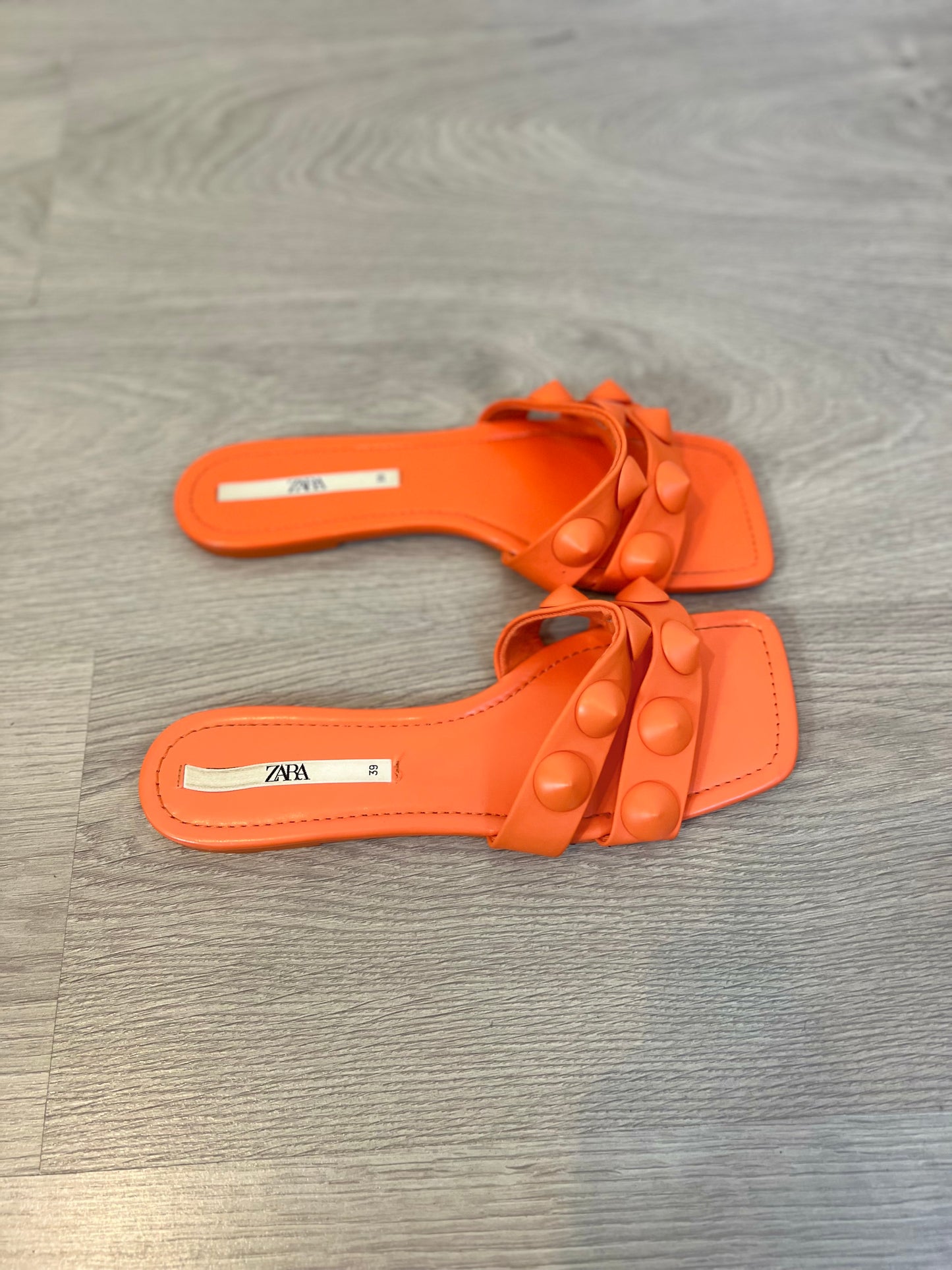 ZARA. Sandalias planas naranjas T.39