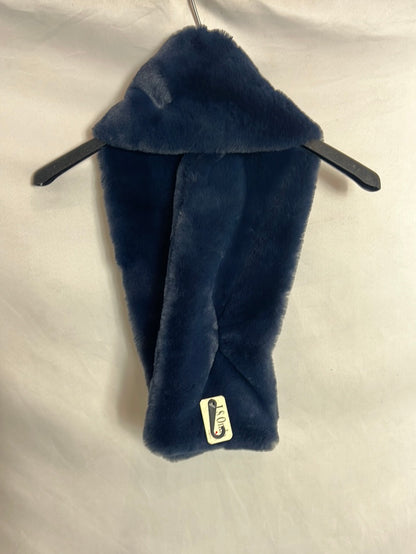 OTRAS. Cuello pelo azul