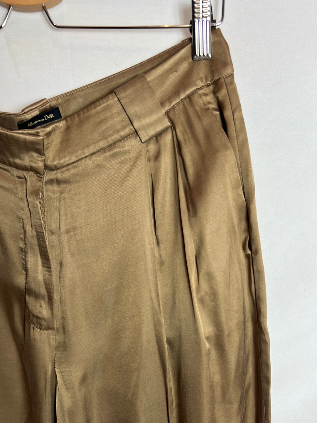 MASSIMO DUTTI. Pantalones a fluidos ocre. T 38