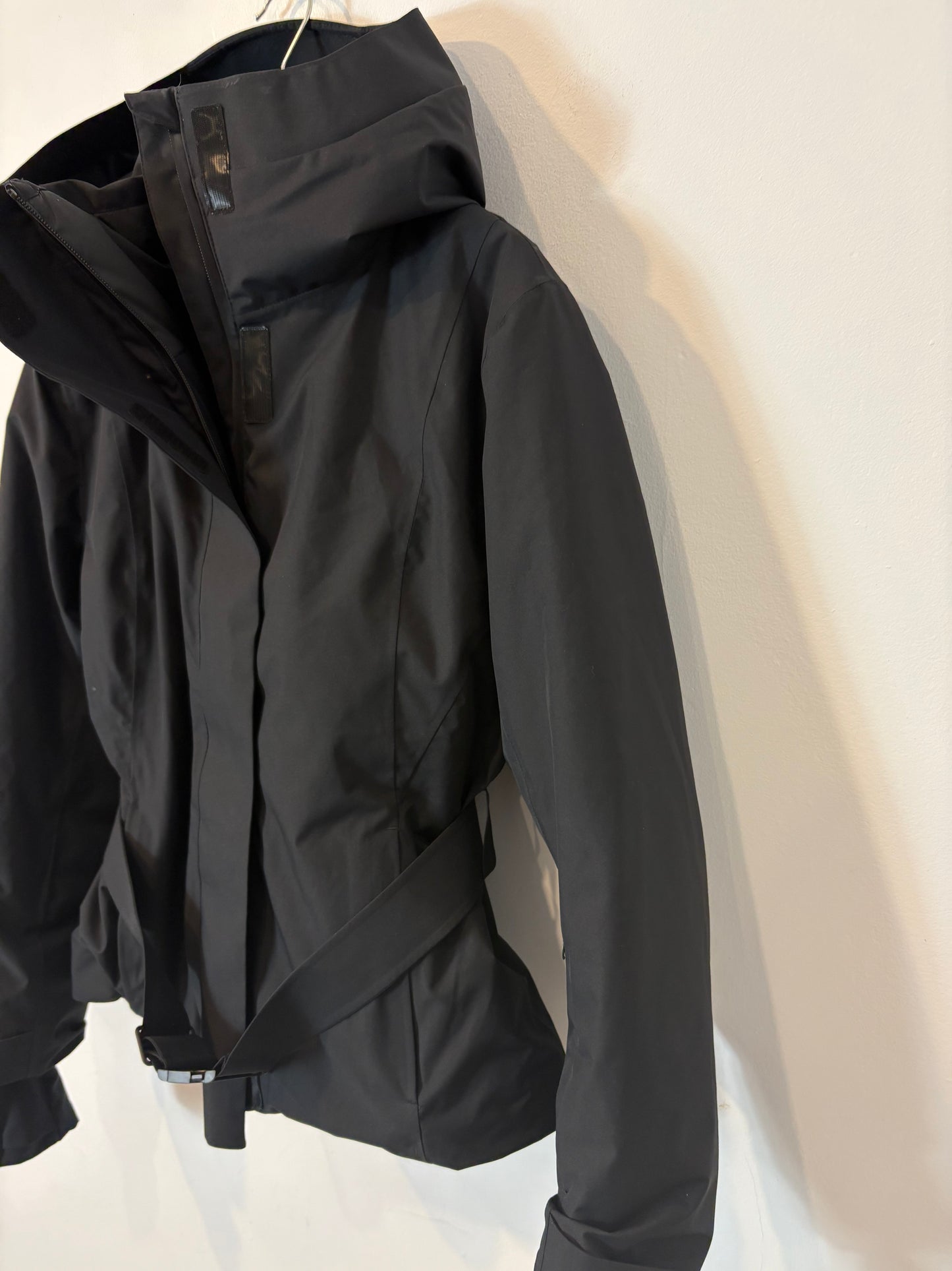 OYSHO. Plumas negro ski