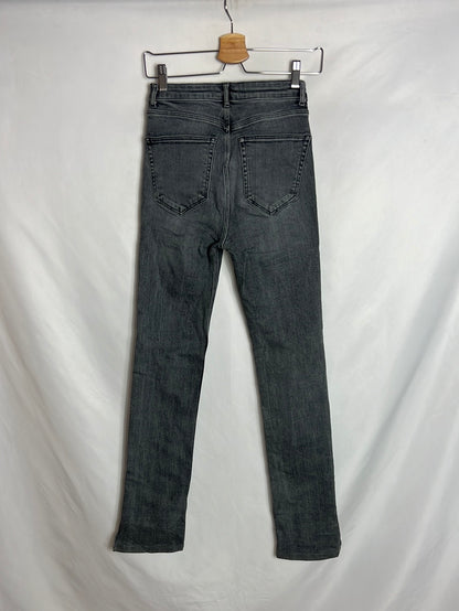 ZARA. Pantalón recto apreturas gris. T 36
