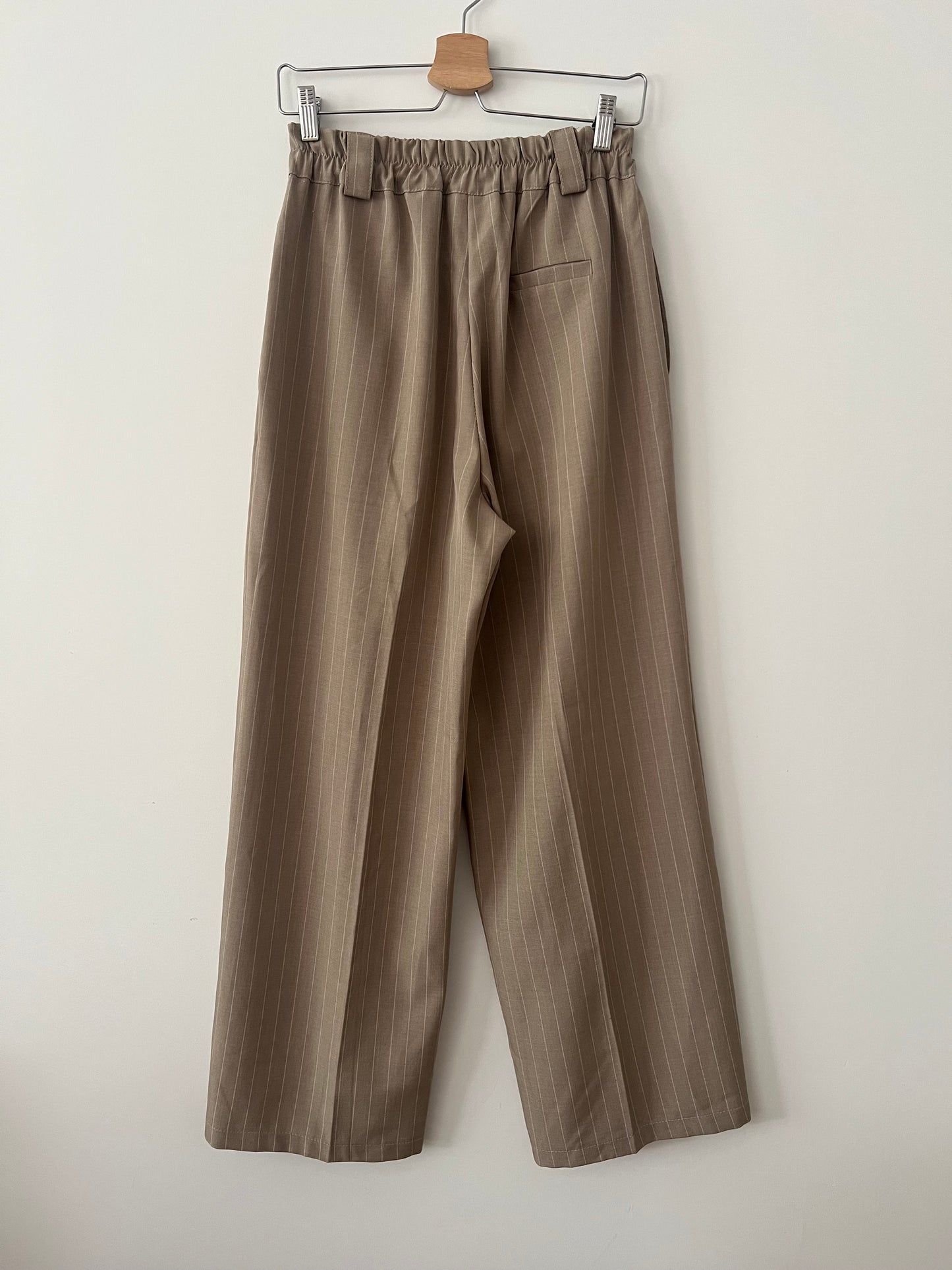 FLORIA. Conjunto beige rayas