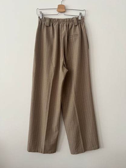 FLORIA. Conjunto beige rayas