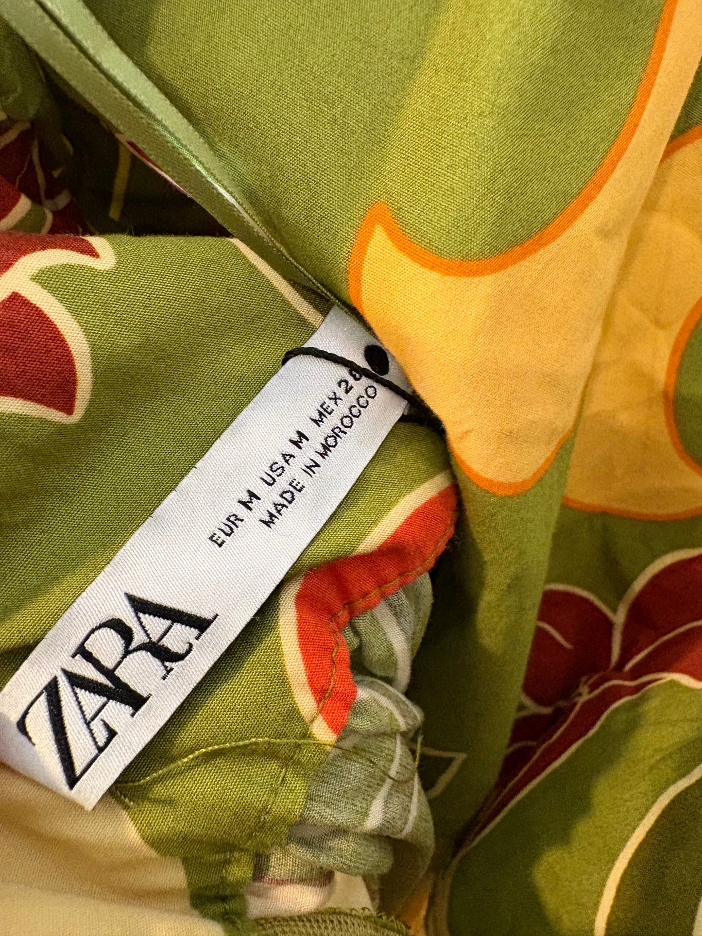 ZARA. Vestido verde midi estamapdo