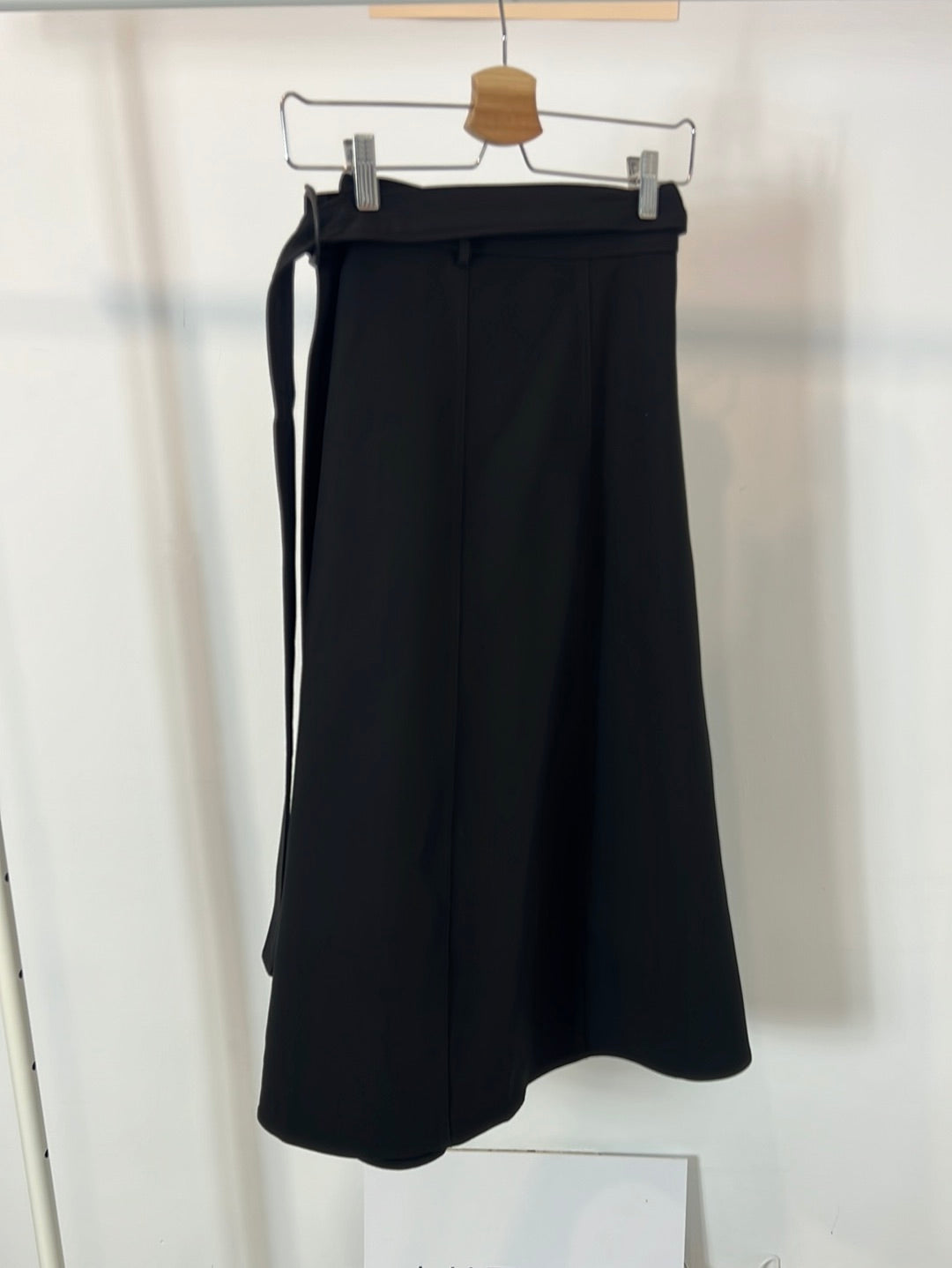ZARA. Falda midi negra efecto pareo bolsillo. T XS