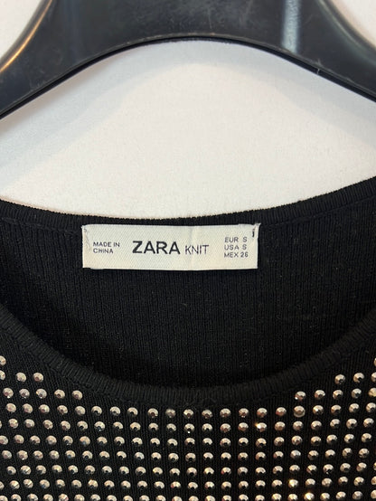 ZARA. Vestido negro tachuelas T.s