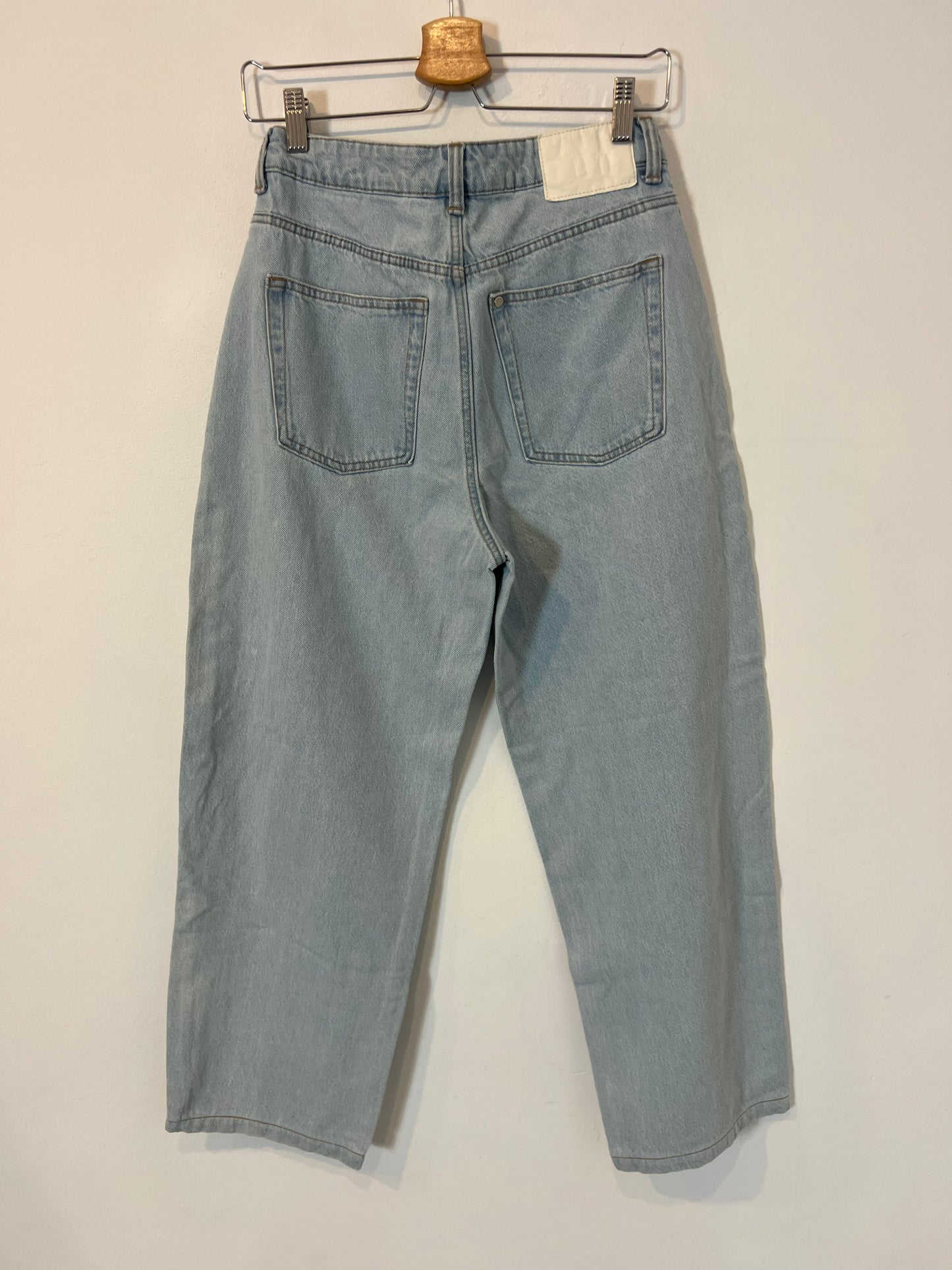 OTRAS. Denim lavado claro momfit. T 36