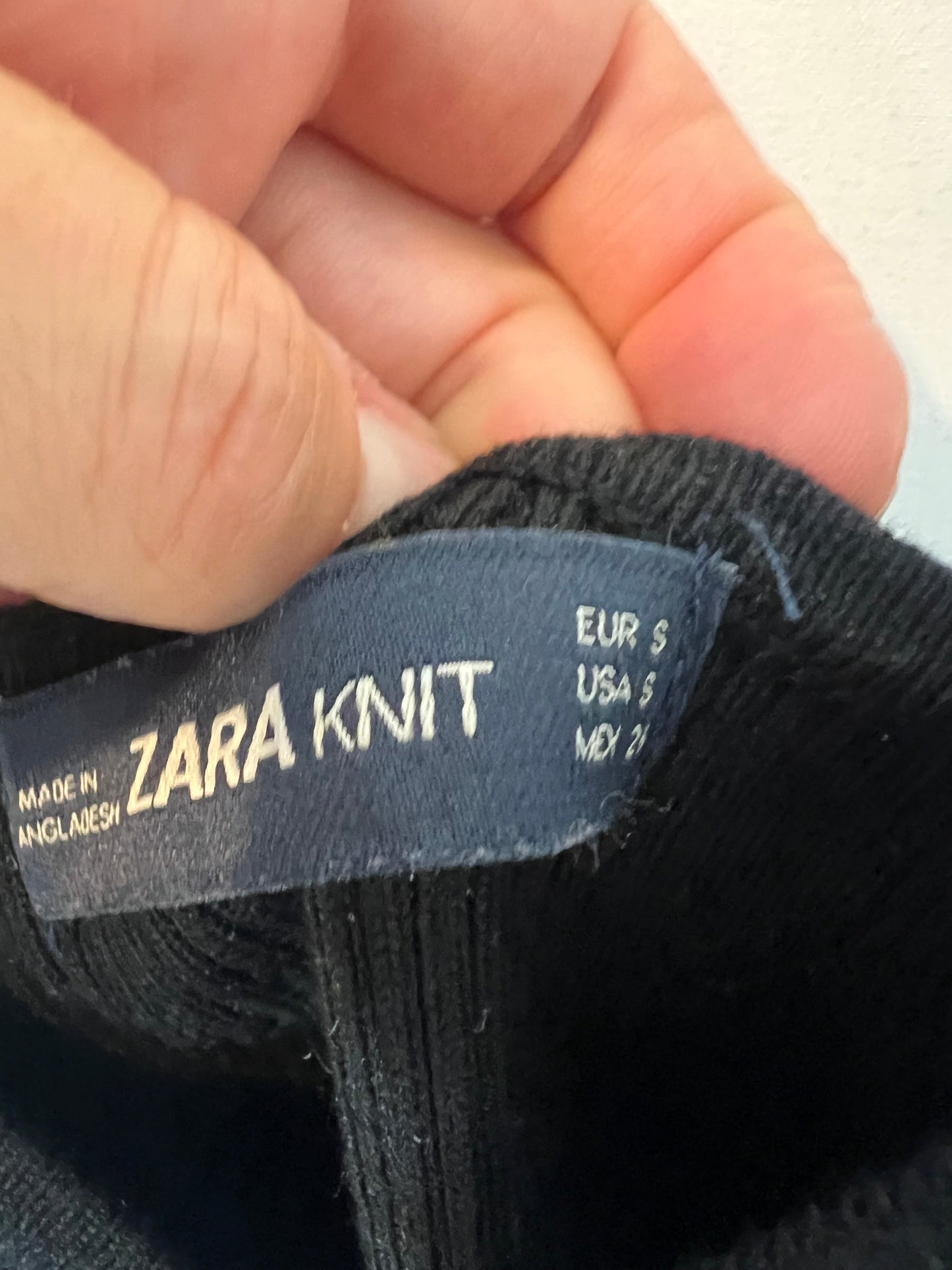 ZARA. Black ribbed fitted midi dress. TS