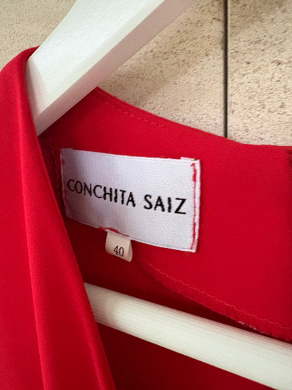CONCHITA SAIZ. Mono largo rojo efecto vestido