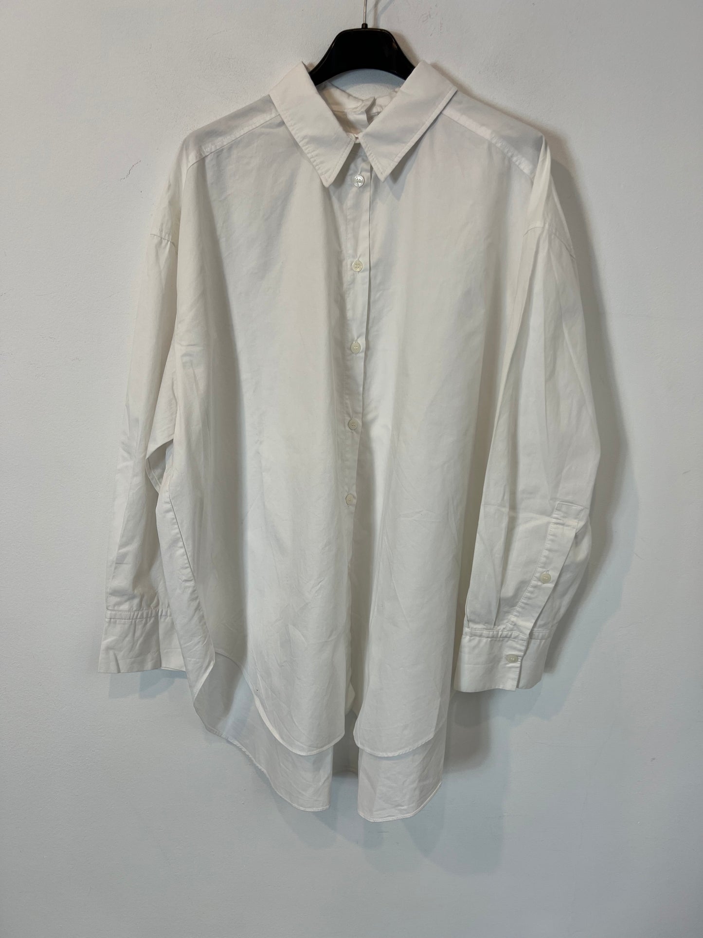 ZARA. White shirt with button detail on the back. TM