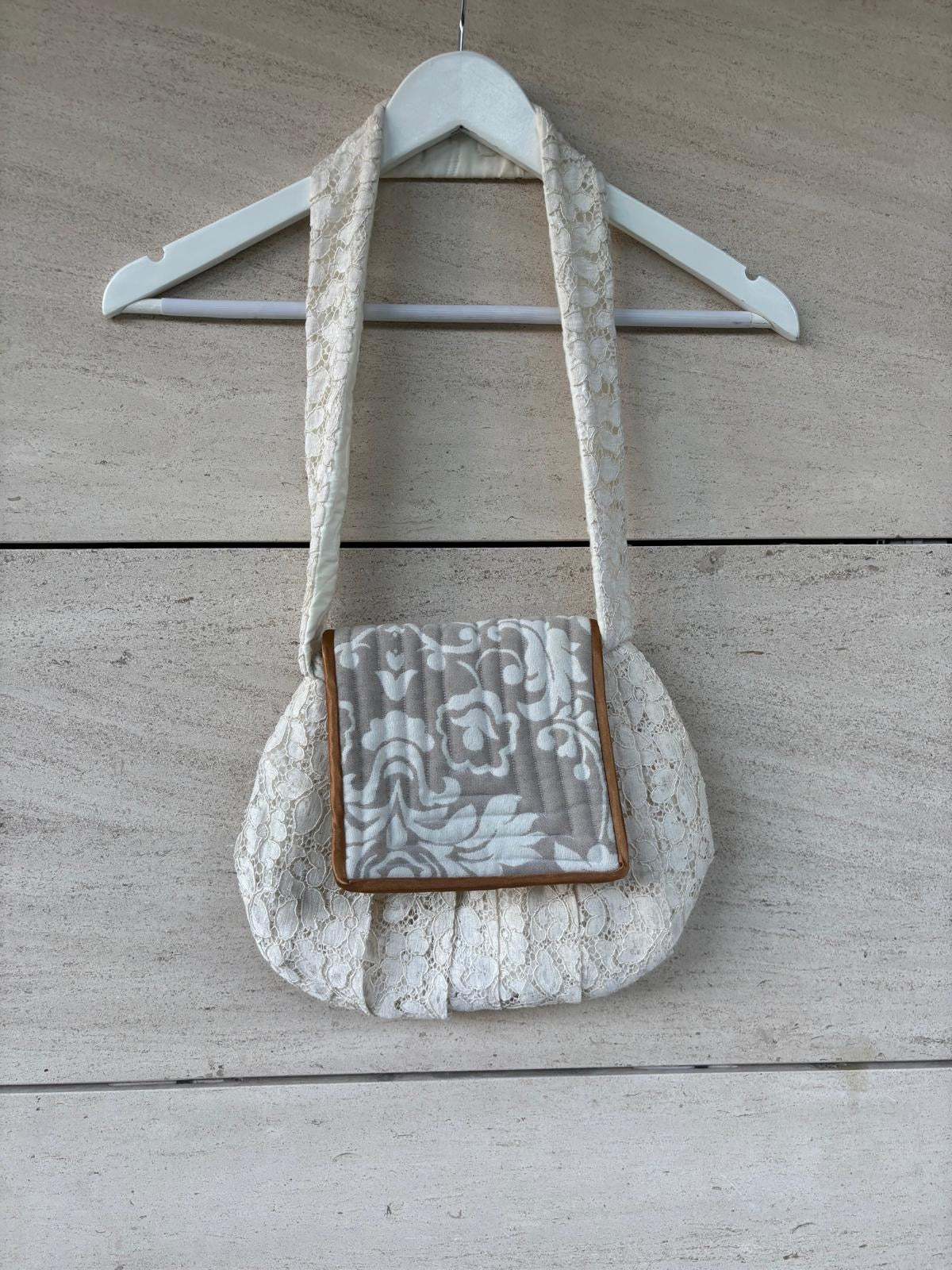 OTRAS. Bolso de hombro texturas