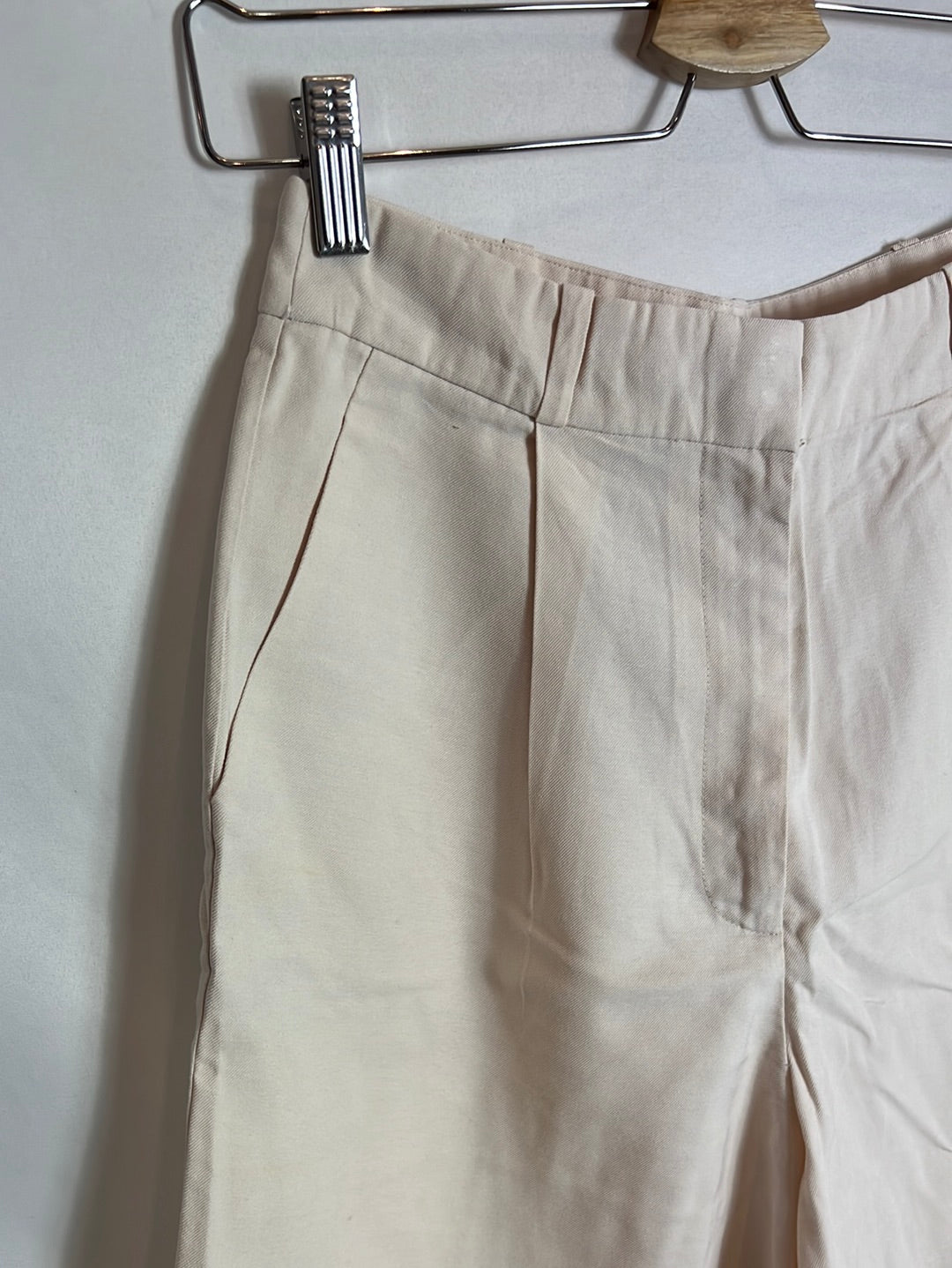 MANGO. Fluid light beige Bermuda shorts. T 36