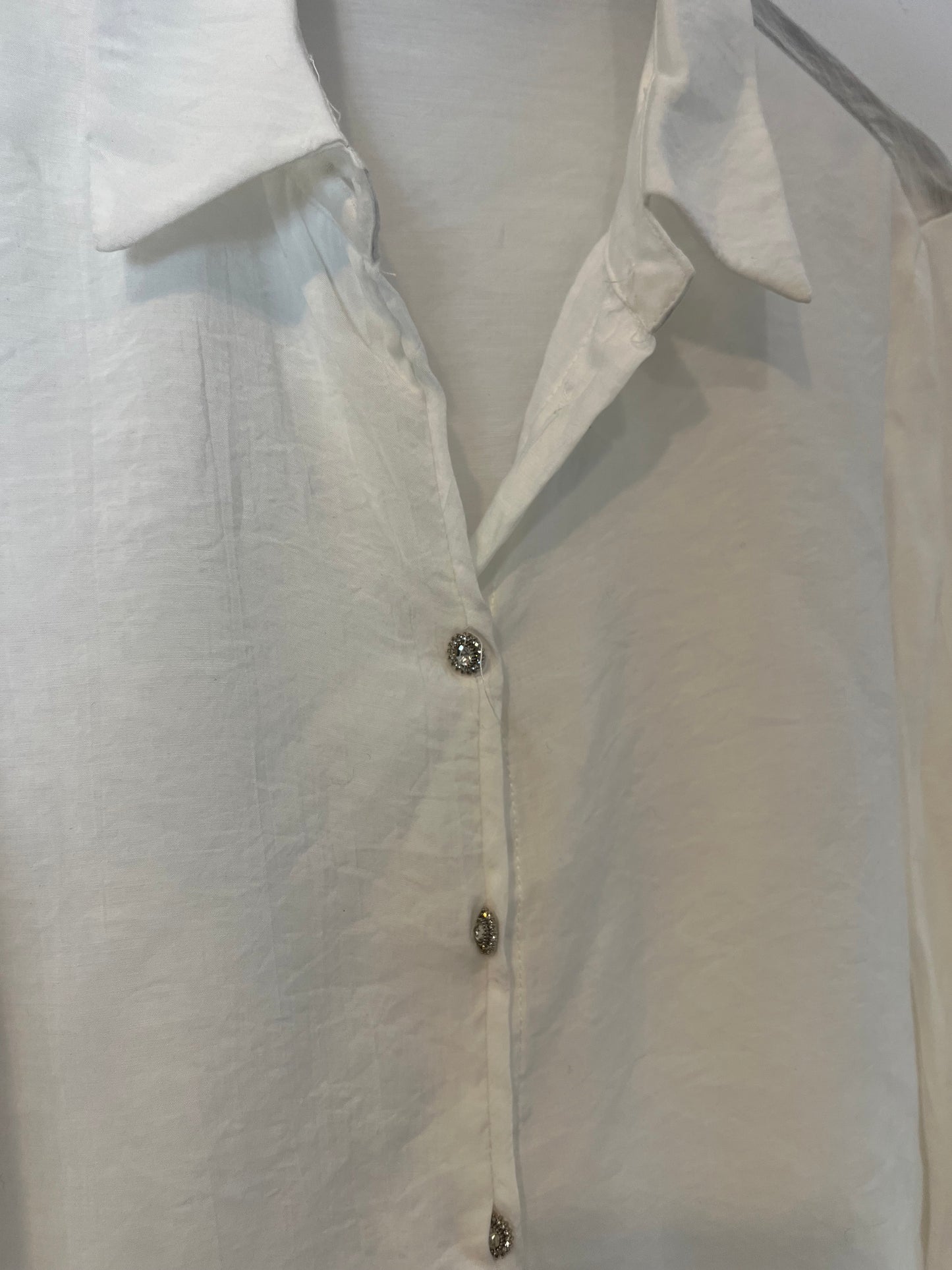 TINTORETTO. Blusa blanca botones joya