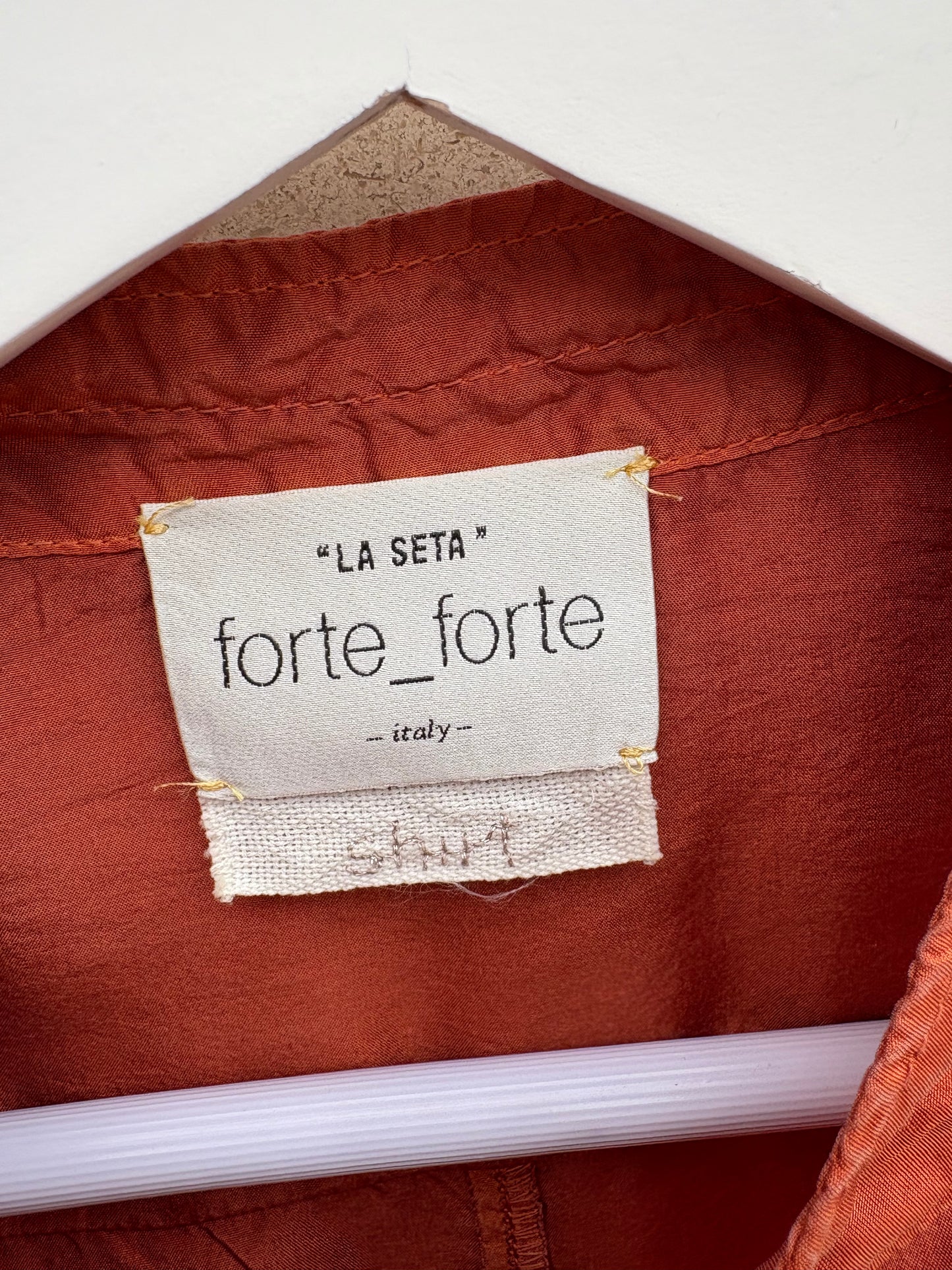 FORTE FORTE. Total look falda y camisa seda teja