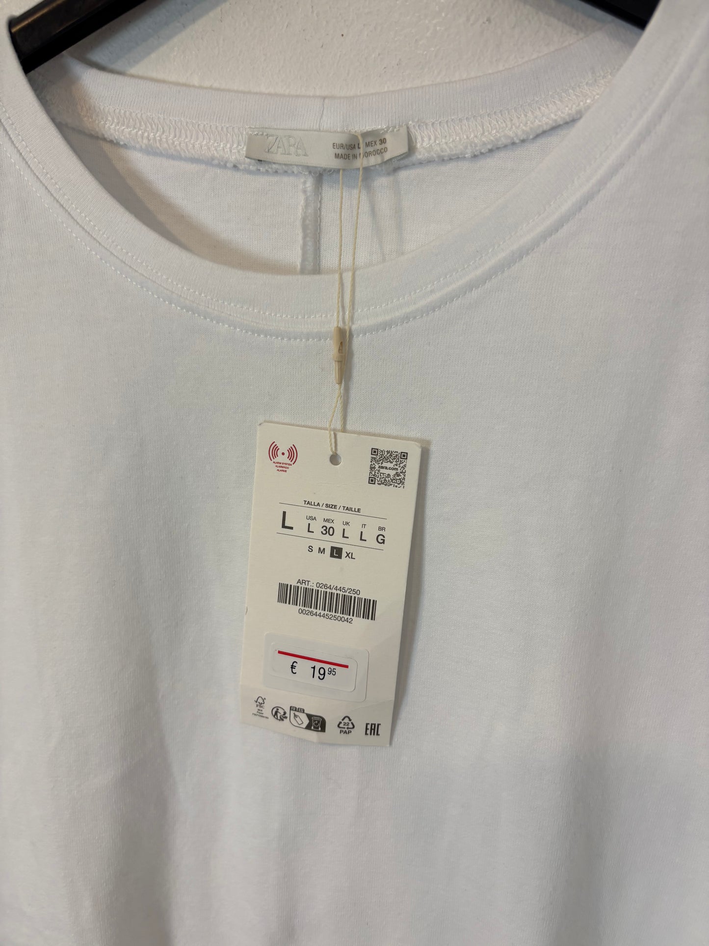 ZARA. Camiseta blanca volante