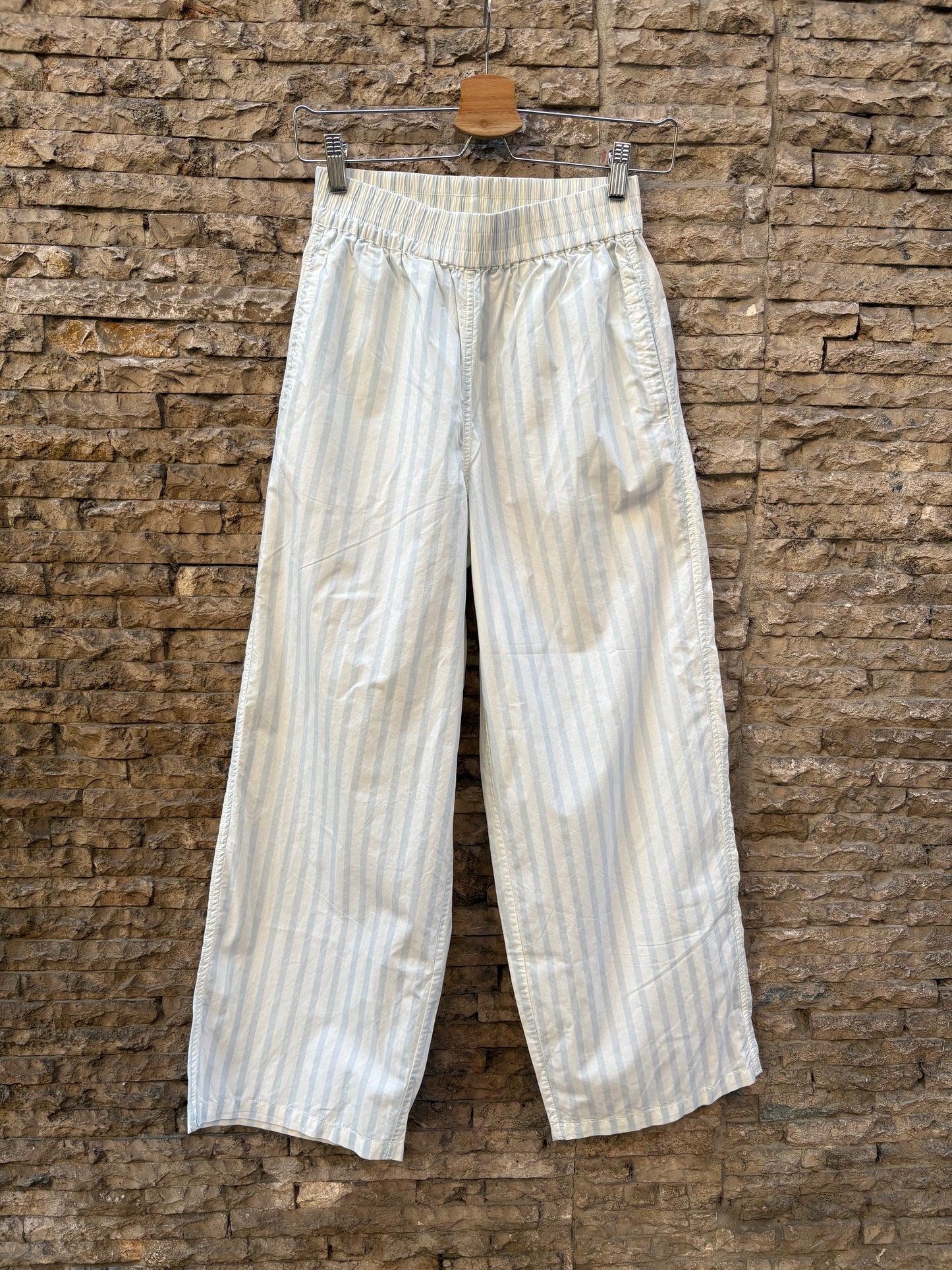 AMERICAN VINTAGE. Pantalón algodón rayas azul claro
