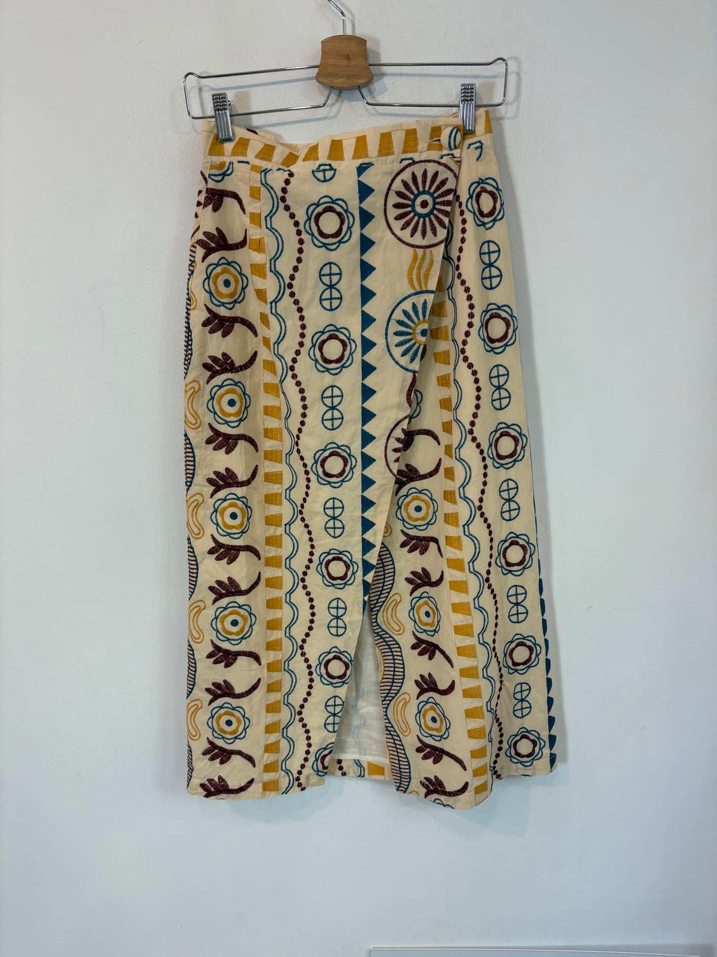 CHARLOTTE BLAZ. Conjunto top y falda bordados