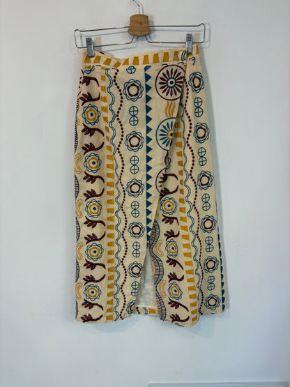 CHARLOTTE BLAZ. Conjunto top y falda bordados