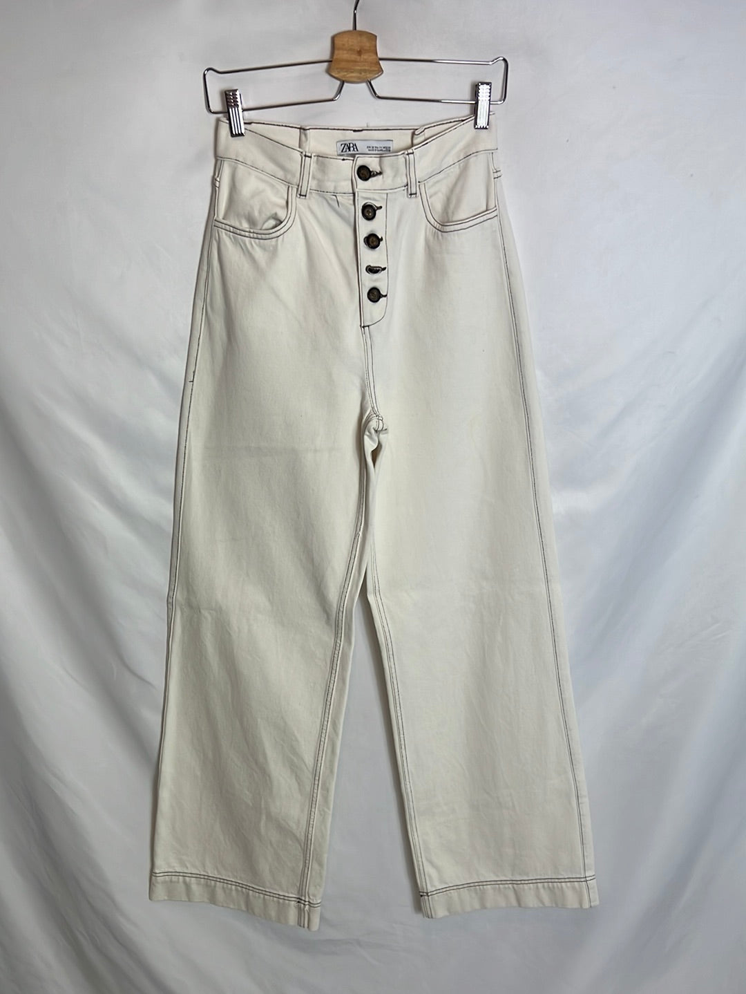 ZARA. Pantalón pata ancha botones. T 36