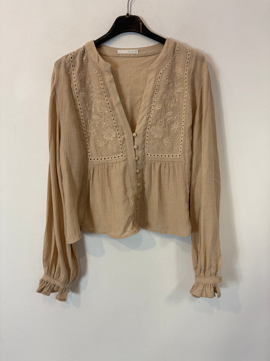 ZARA. Blusa beige fluida bordados