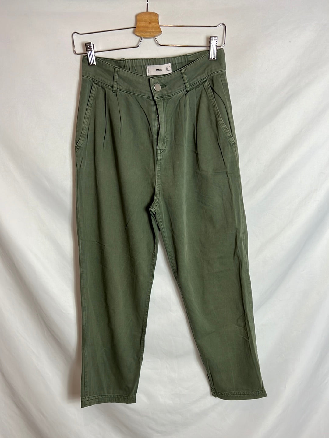 MANGO. Pantalones verdes pinzas. T 36