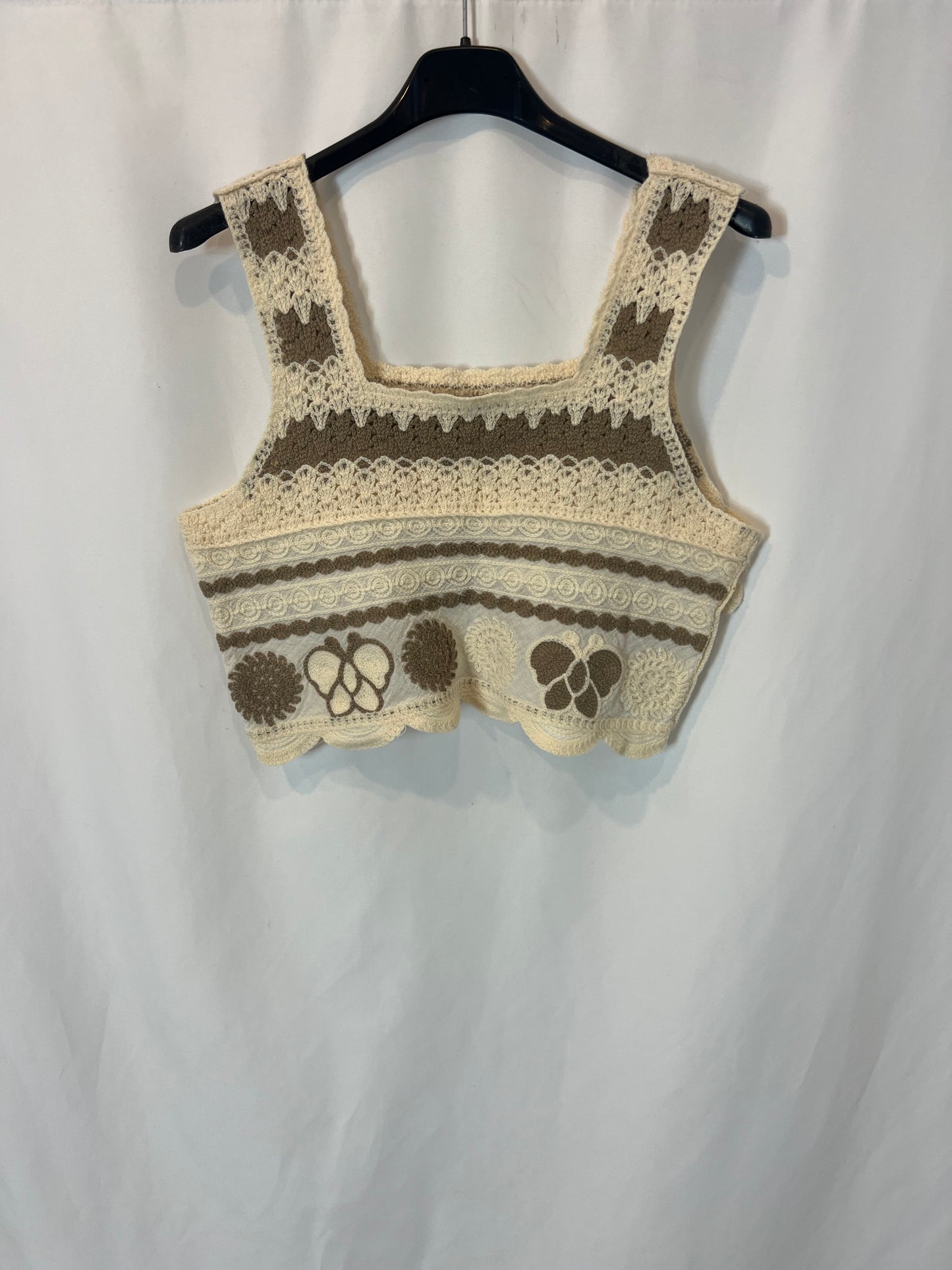 OTHERS. Two-tone crochet top. T.S.