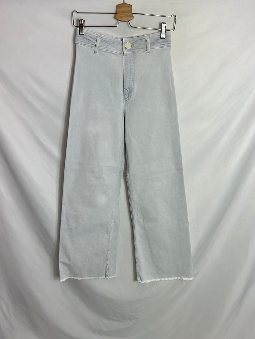 ZARA. Denim culotte gris claro efecto desgastado. T 36