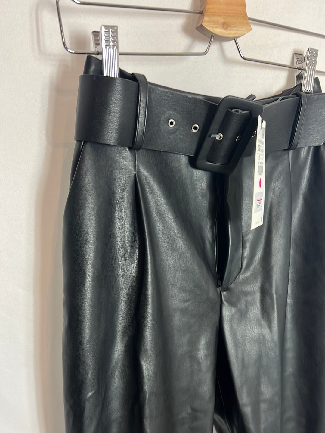 ZARA. Pantalón efecto piel T XS