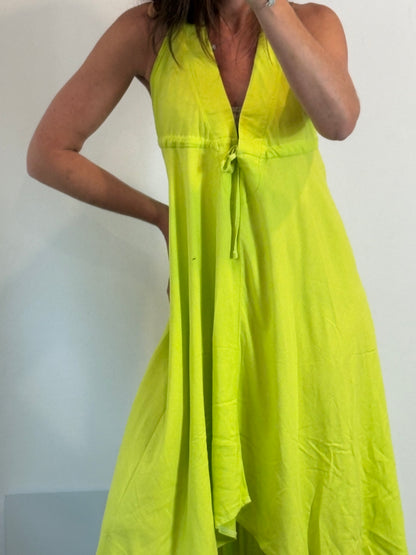 THE LAMU COLLECTION. Vestido asimétrico verde lima. T U (M/L)