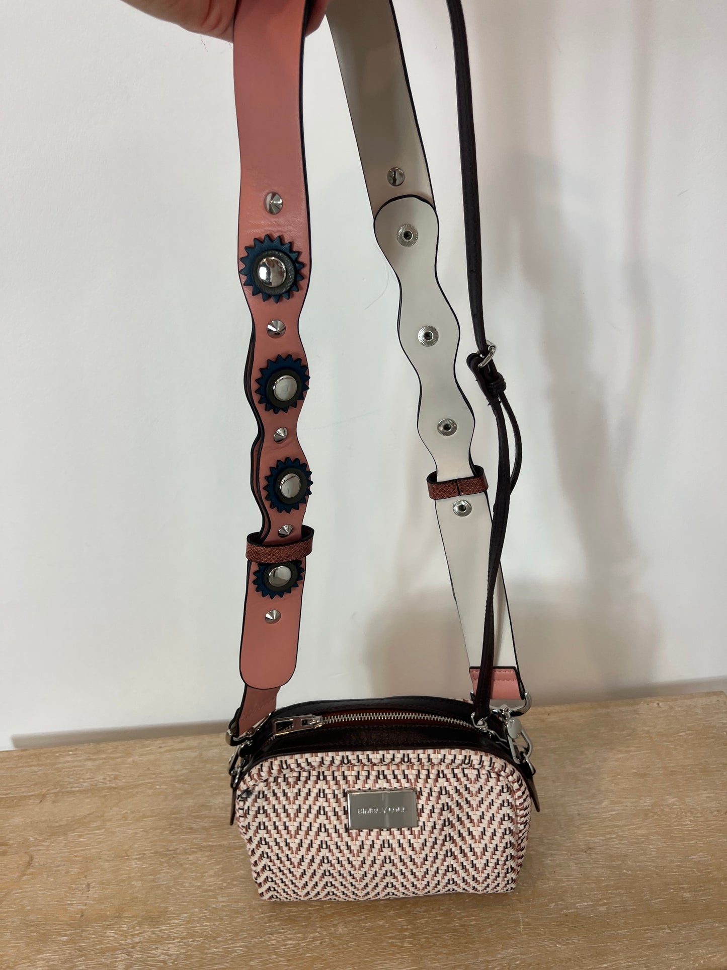 BIMBA Y LOLA. Bolso efecto trenzado