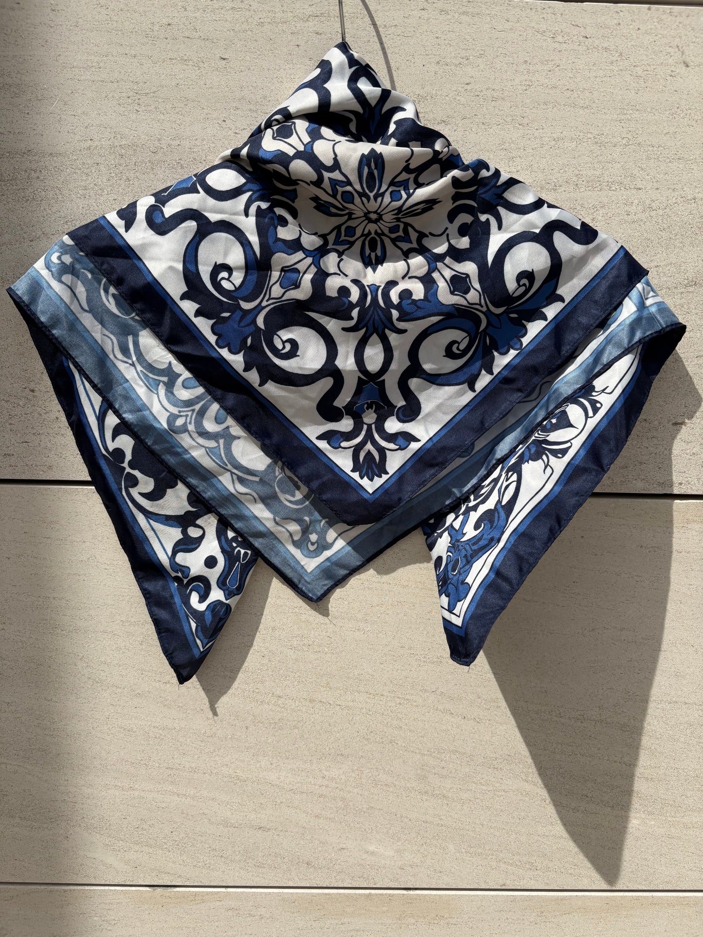 MANGO. Pañuelo azul estampado