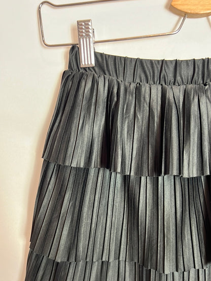 ZARA. Falda corta negra plisada. TS