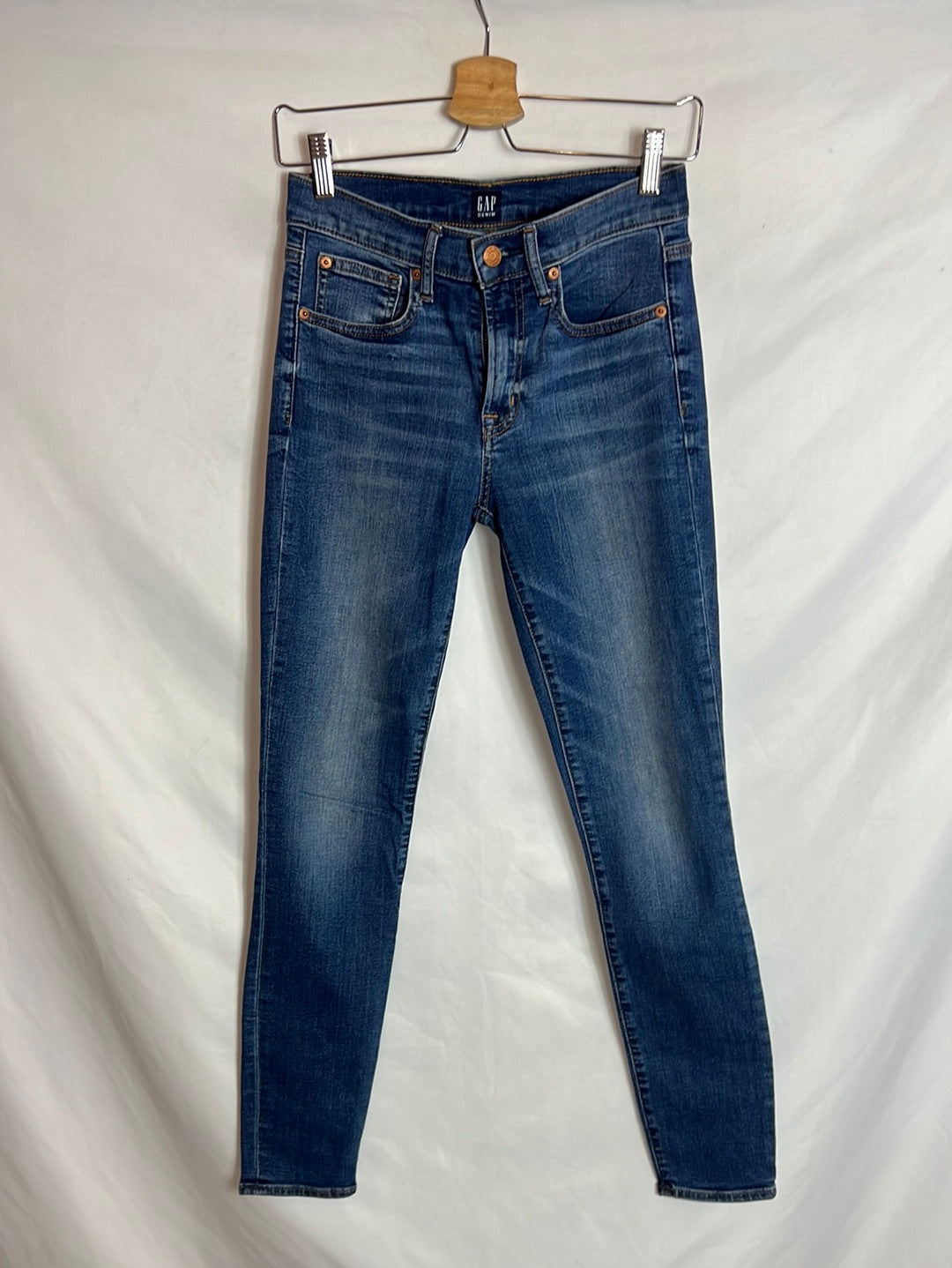 GAP. Mid-rise skinny jeans. Size 34