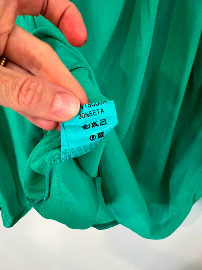 ÁNGELA DAVIS. Blusa verde con seda
