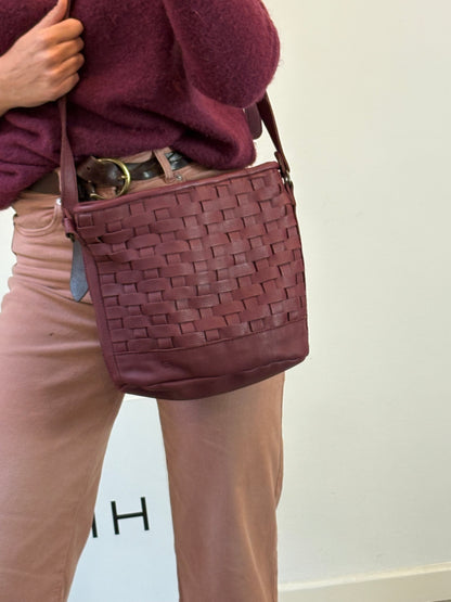 MICUIR. Bolso piel trenzada burdeos