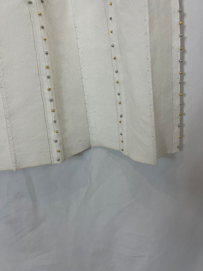 SCALPERS. Total look blanco con tachuelas T.m