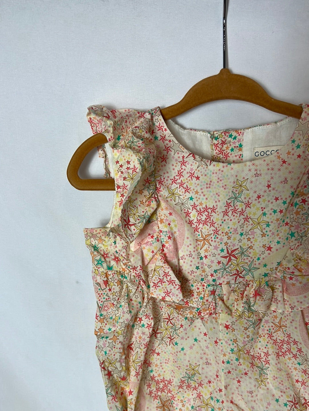 GOCCO. Romper and bonnet with colorful print. Size 3-6 months