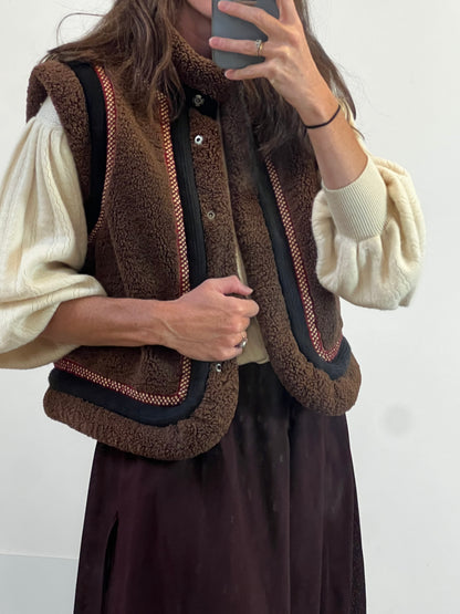 ANTIK BATIK. Chaleco marrón borrego detalles