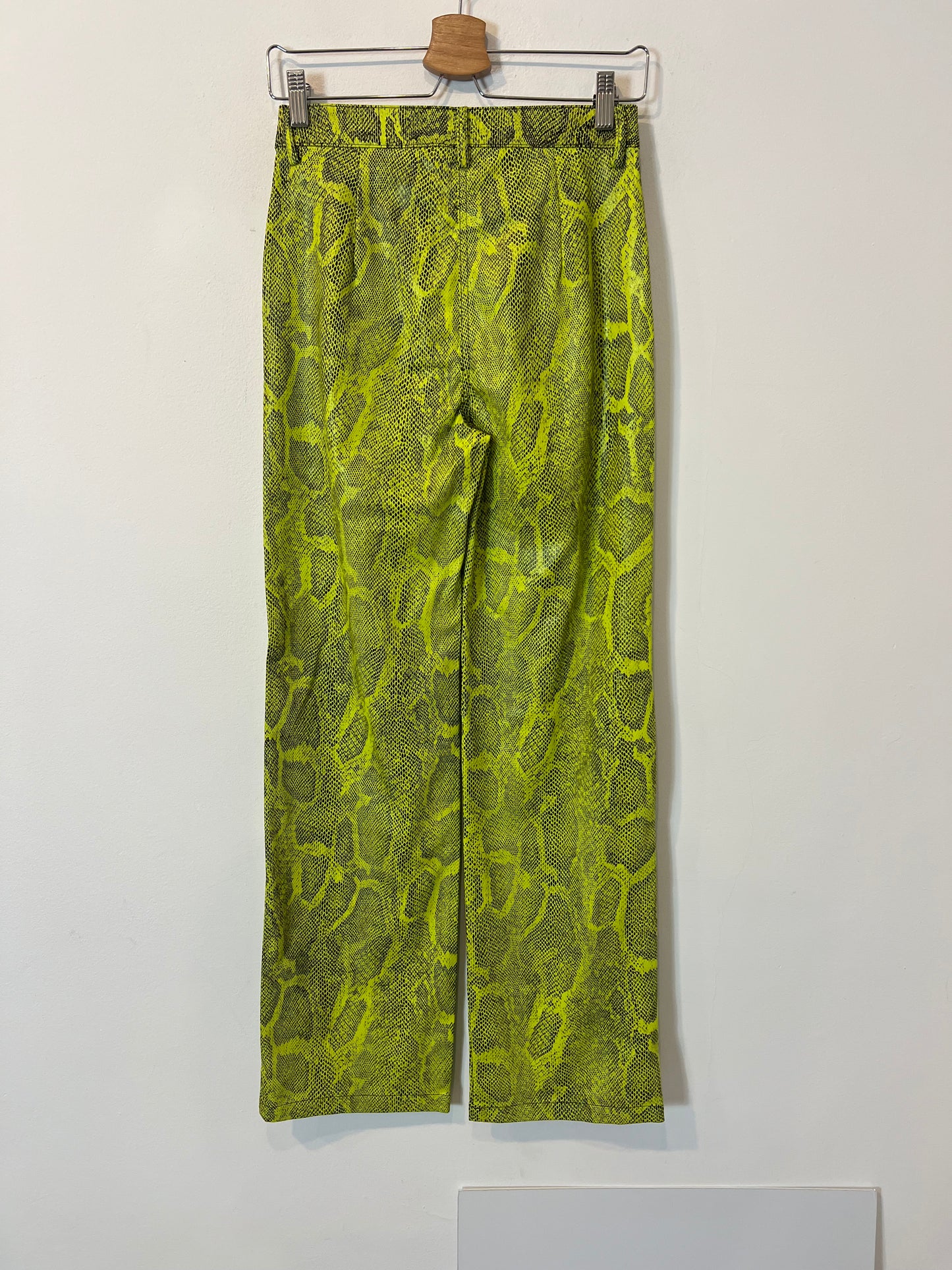 H&M. Pantalón snake print efecto piel