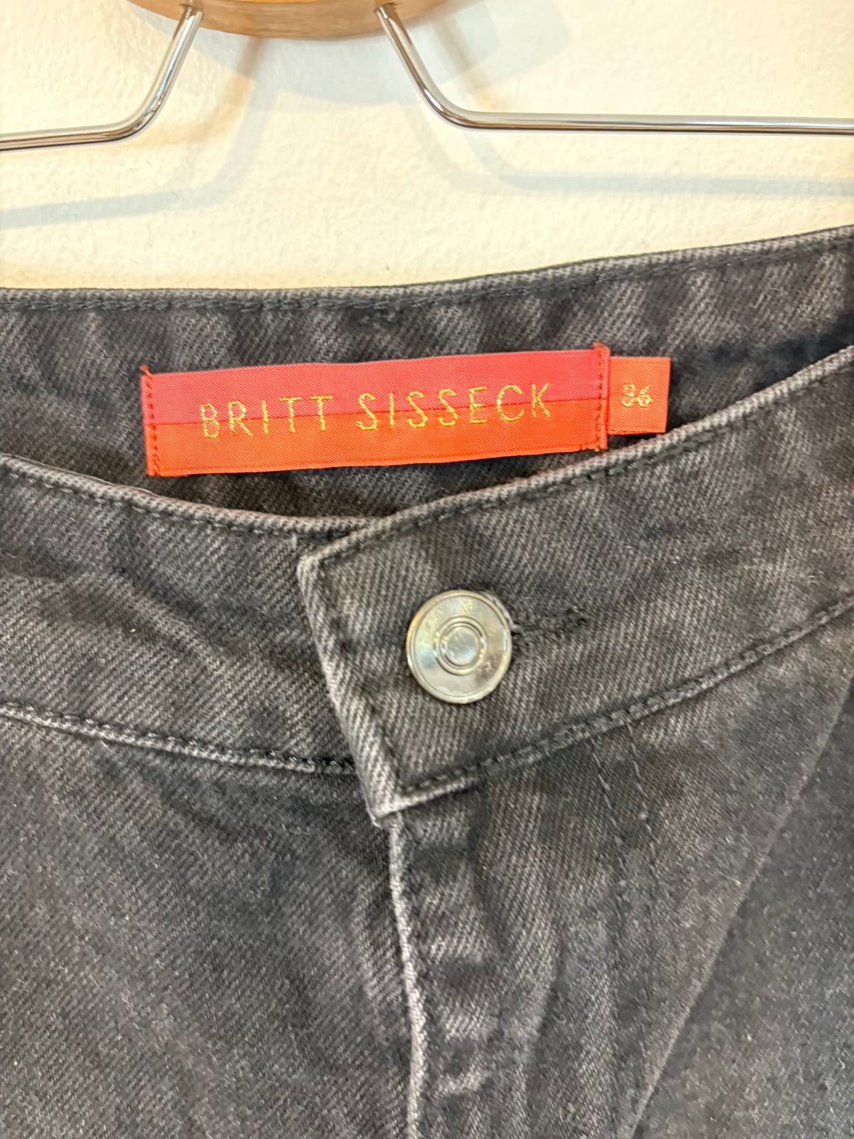 BRITT SISSECK. Denim negro pata ancha