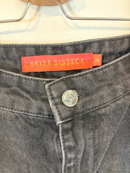 BRITT SISSECK. Denim negro pata ancha