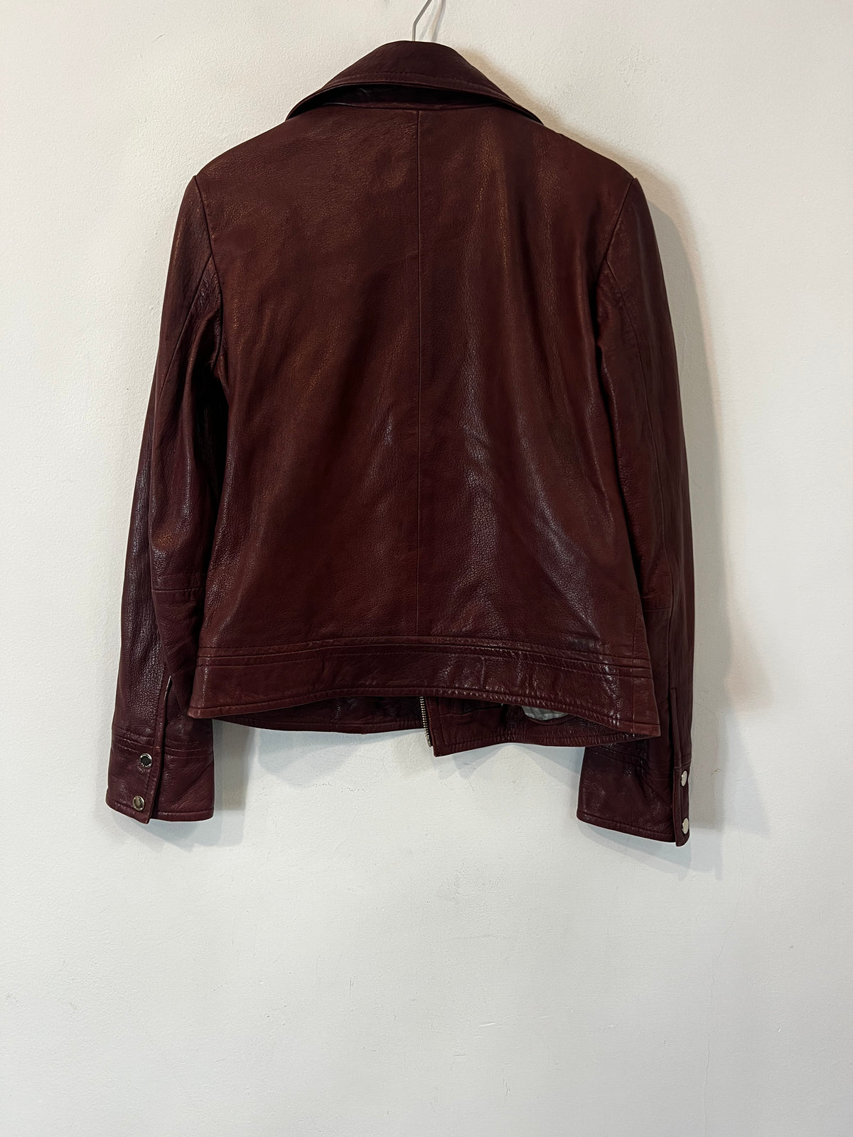 MASSIMO DUTTI. Chaqueta burdeos piel