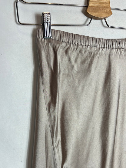 ZARA. Falda midi color topo asimétrica satinada. T XS