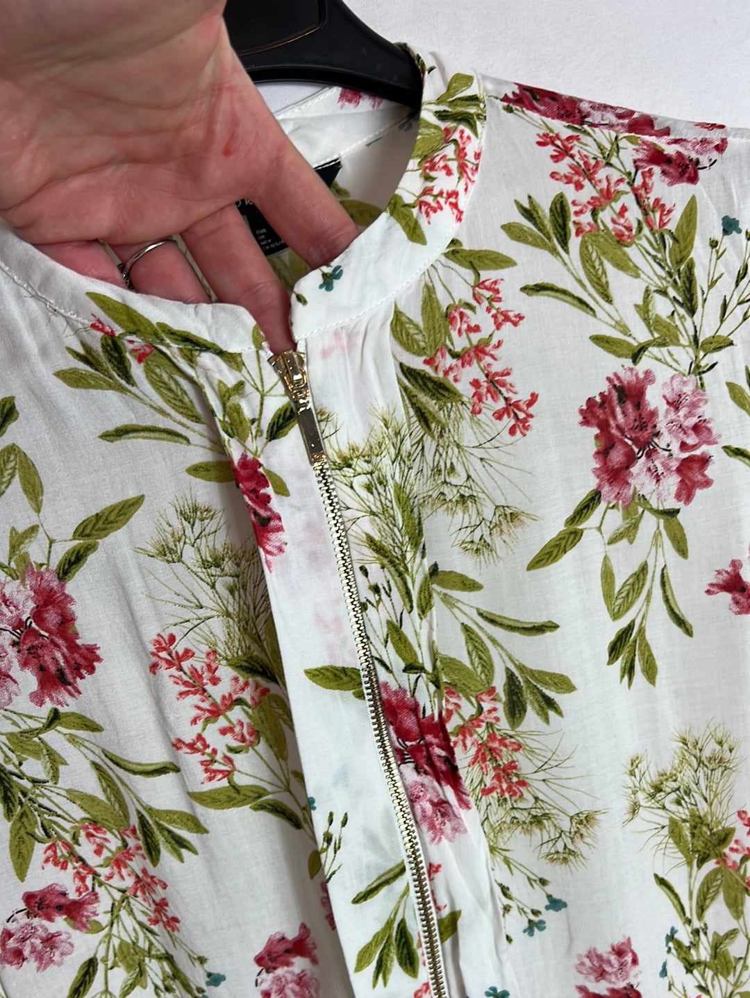 CORTEFIEL. Blusa flores cremallera. T S