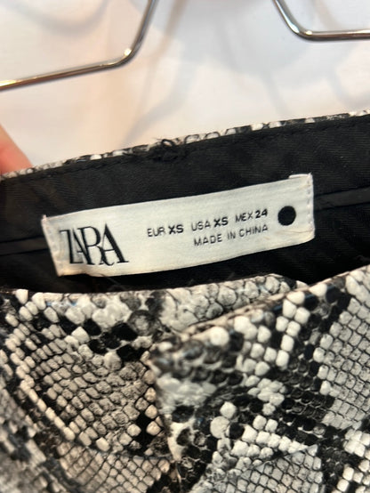 ZARA. Pantalón animal print polipiel T.34