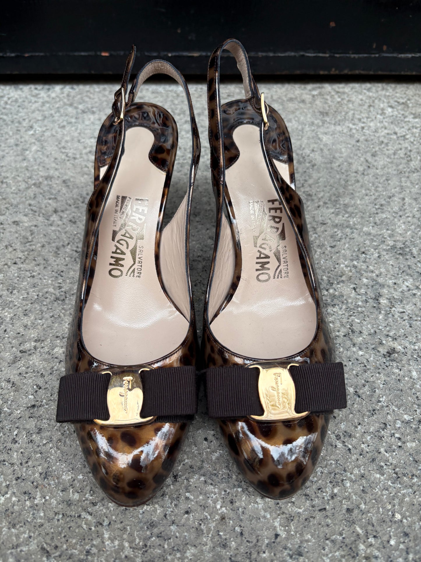 SALVATORE FERRAGAMO. Tacones charol animal print