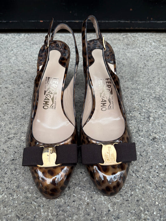 SALVATORE FERRAGAMO. Tacones charol animal print