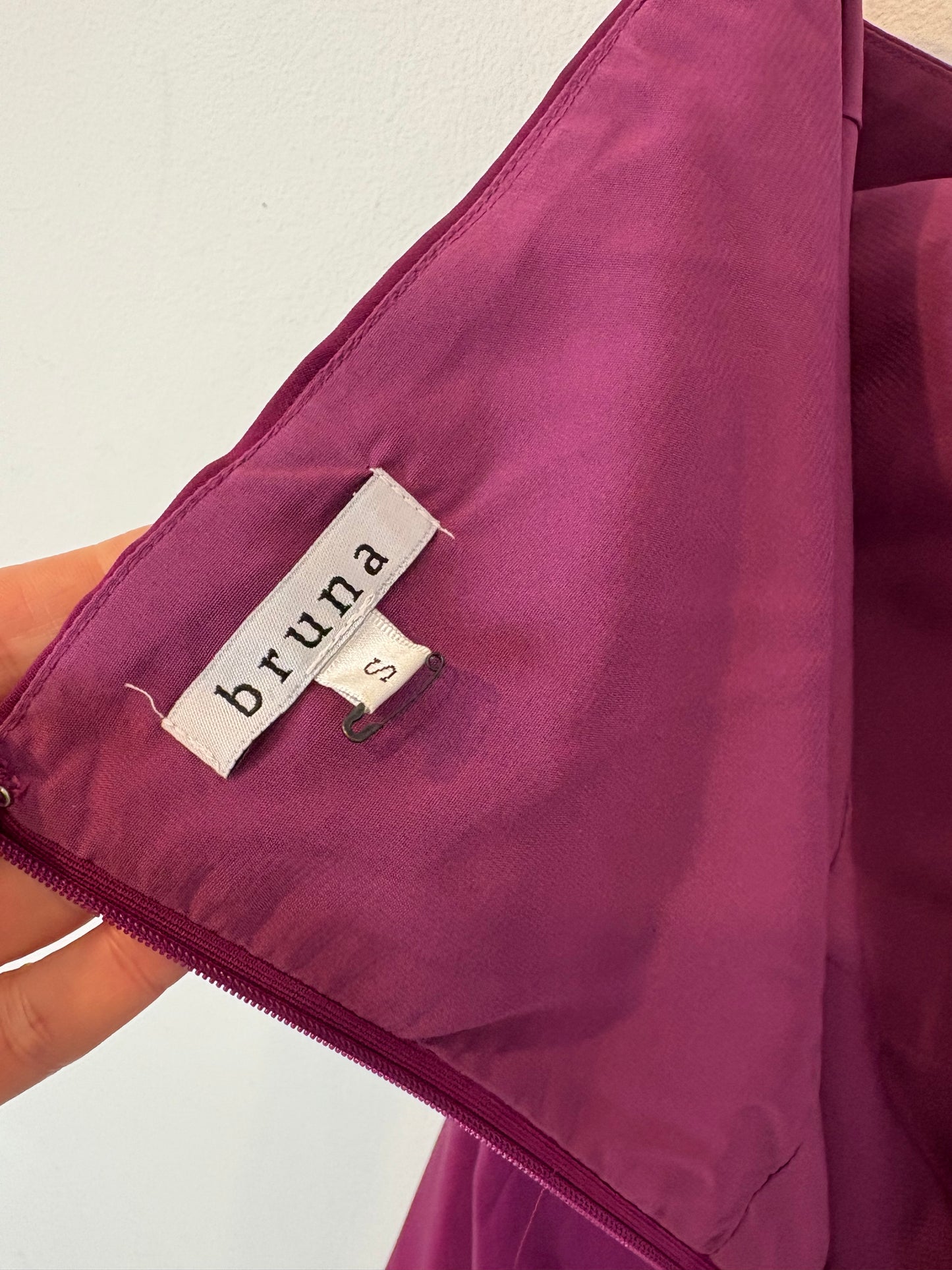 BRUNA. Vestido midi asimétrico